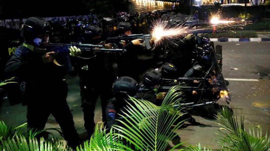 Massa di Tenabang Terus Menyerang, TNI-Polri Mundur