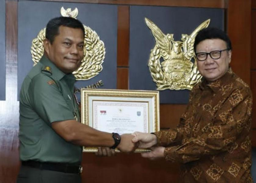 Penyerahan Penghargaan dan Piagam Secara Simbolis dari Mendagri kepada Kasum TNI
