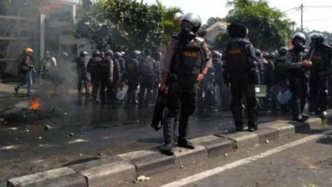 Petamburan Memanas Lagi, Massa Lempar Batu ke Arah Polisi