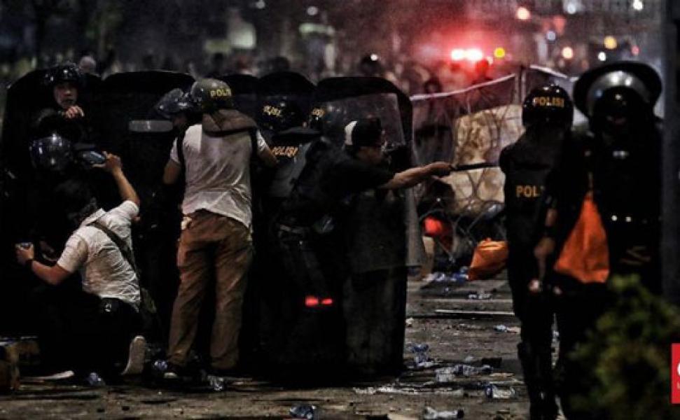 Polisi Kepung Massa di Jalan Sabang dan Wahid Hasyim