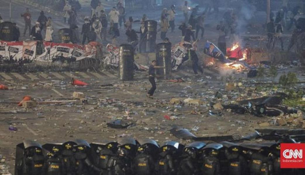 Rusuh Belum Reda, Ada Kobaran Api di Depan Bawaslu