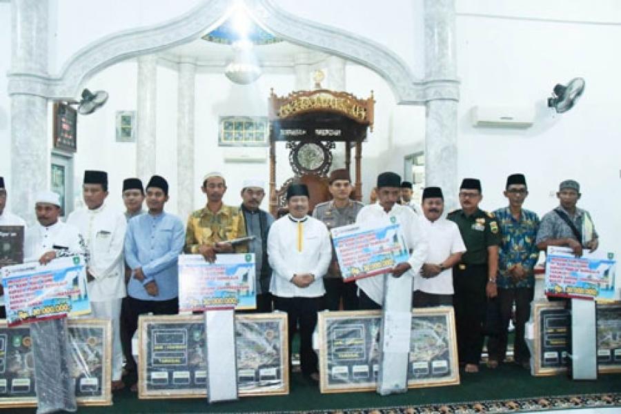 Safari Ramadhan di Bathin Solapan, Bupati Amril Serahkan Santunan