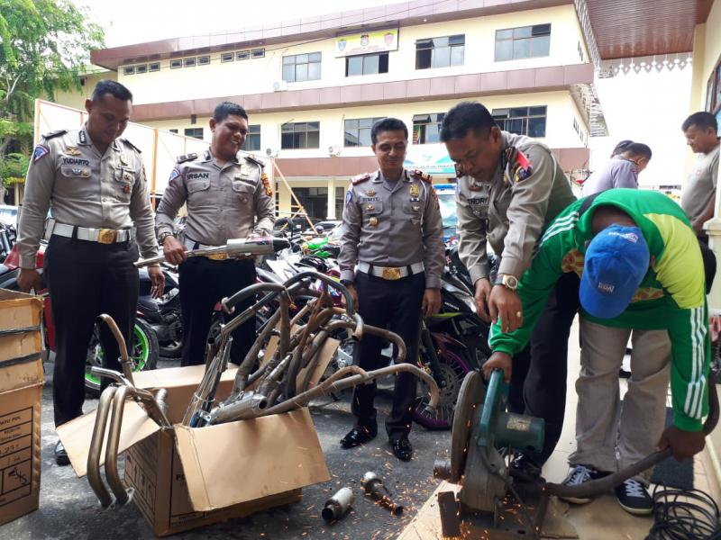 Satlantas Polresta Pekanbaru Musnahkan Puluhan Knalpot Bising.
