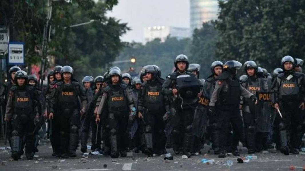 Viral Video TNI AD Diduga Ngamuk Lihat Demonstran Dikeroyok Polisi