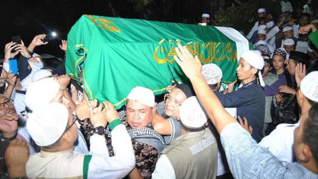 Warga Berdesakan Sambut Jenazah Arifin Ilham