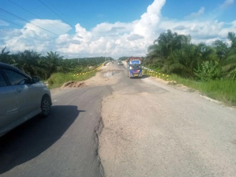 Ancam Keselamatan Pengendara, Jalan Lintas Penghubung 3 Kabupaten di Wilayah Siak Rusak Parah