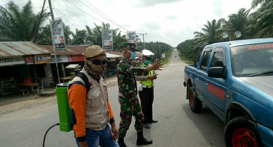 Antisipasi Penyebaran Covid-19, Babinsa Koramil 08/Tandun dan Tim Gugus Tugas Aktif Lakukan Pengawasan 