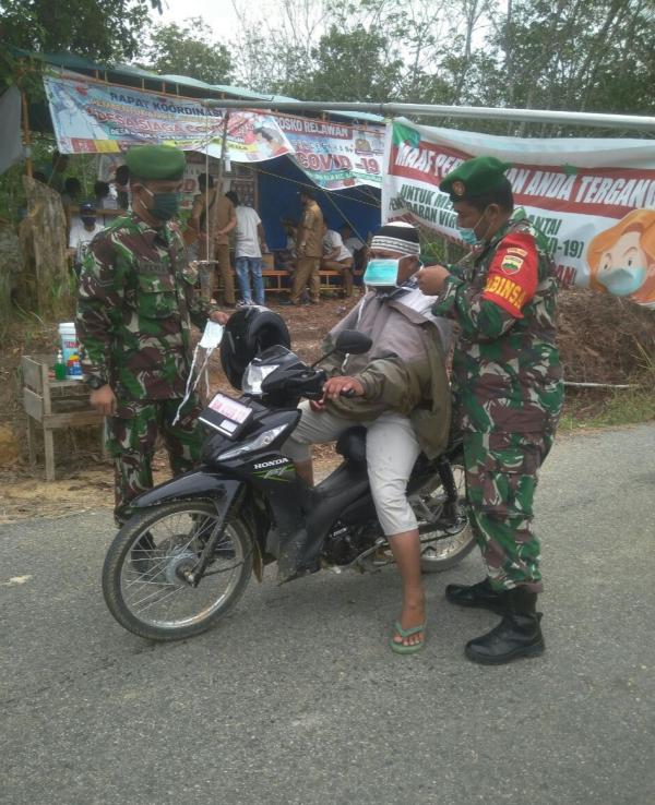Babinsa 03/Bunut Bagi Masker Untuk Warganya Guna Putus Penyebaran Covid 19