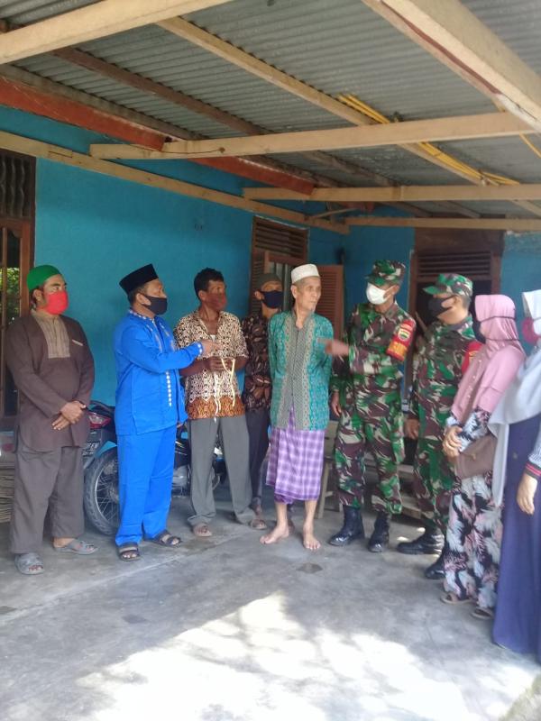 Babinsa 05/Kk Bersama Pemdes Penghidupan Bagikan Masker Gratis Untuk Warganya