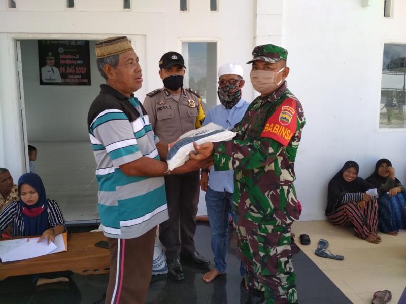 Babinsa Desa Mentulik dan Baznas Bagikan Sembako ke Warga Terdampak Covid-19