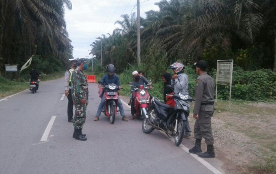 Babinsa Koramil 02/Rambah, Himbau Warga Selalu Gunakan Masker