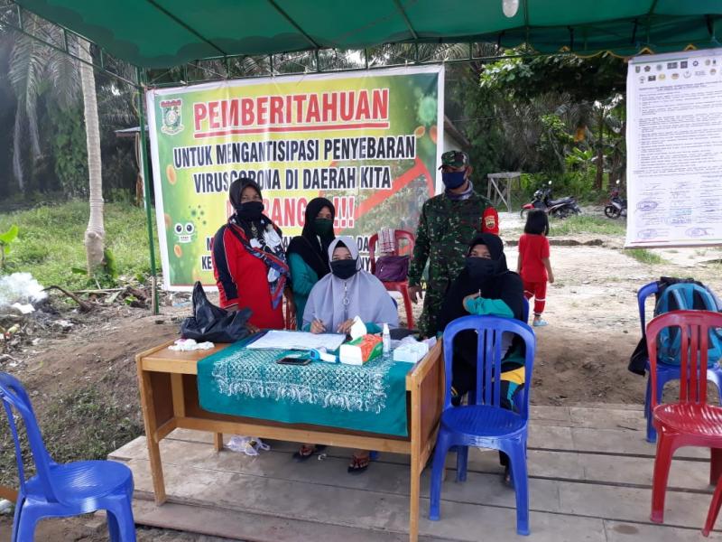 Babinsa Koramil 05/Kampar Kiri Jalin Komsos dengan Relawan Posko Covid-19