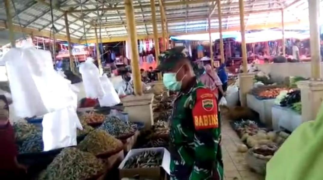 Babinsa Koramil 05/Kampar Kiri Pantau Harga Sembako di Pasar Tradisional Lipat Kain
