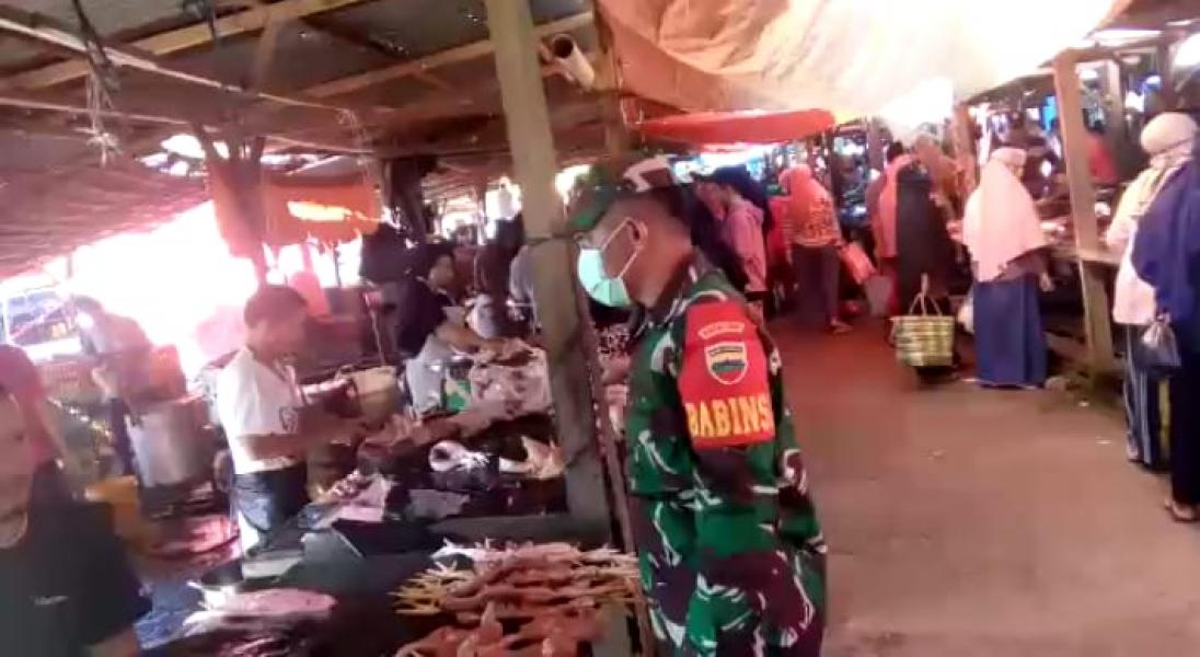 Babinsa Koramil 05/Kampar Kiri Pantau Harga Sembako di Pasar Tradisional Sungai Lipai