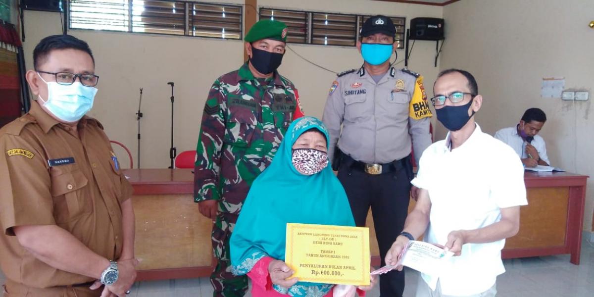 Babinsa Koramil 05/Kampar Kiri Pantau Penyaluran BLT DD di Balai Desa Bina Baru