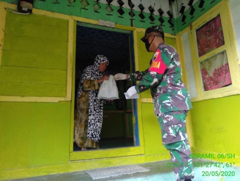 Babinsa Koramil 06/Sh Bantu Salurkan Bingkisan Lebaran ke Lansia