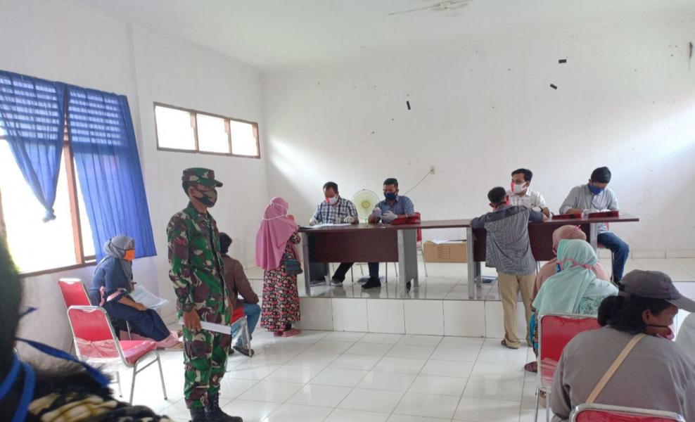 Babinsa Koramil 10/ Kunto Darussalam Pantau Penyaluran Bansos
