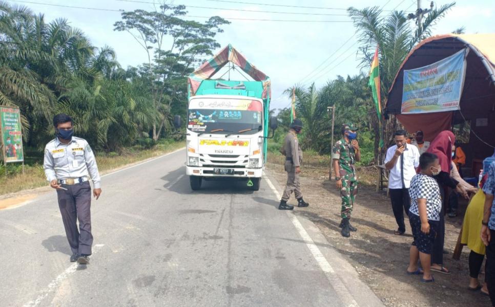 Babinsa Koramil 10/Kds Lakukan Pengecekan Kendaraan dan Wajibkan Pemakaian Masker di Pos Covid-19