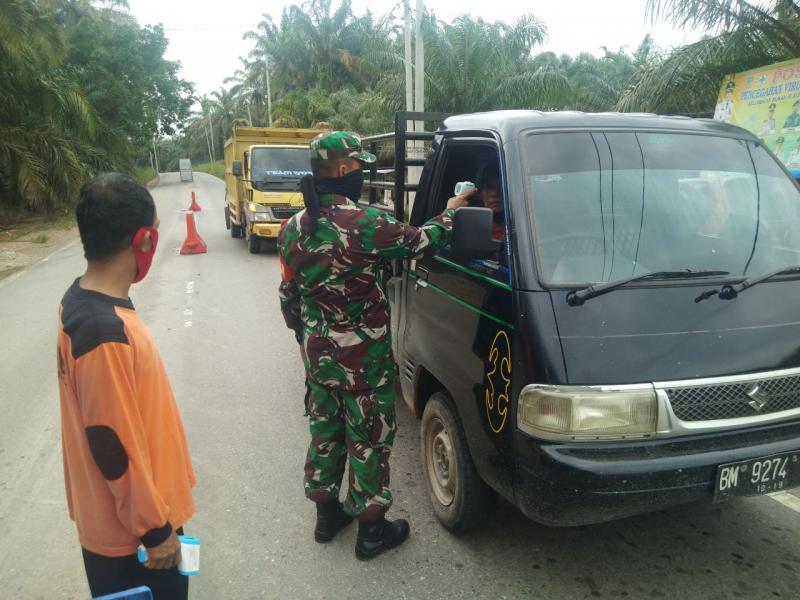 Babinsa Koramil 13/Rokan Bersama Satgas Gugus Tugas Covid 19 Wajibkan Rapid Test Warga