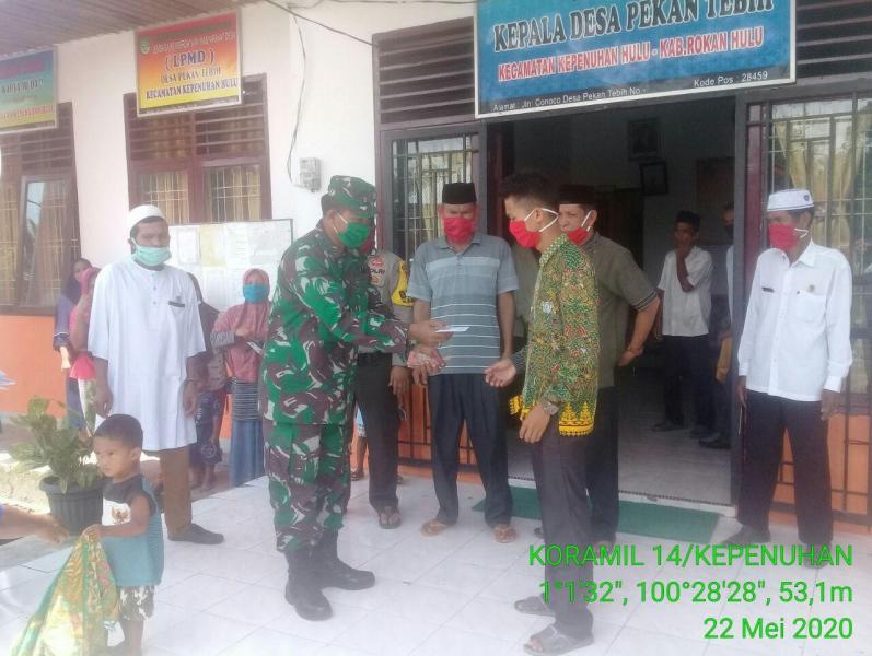Babinsa Koramil 14/Kepenuhan Kodim 0313/Kpr Pantau Pembagian BLT Dana Desa