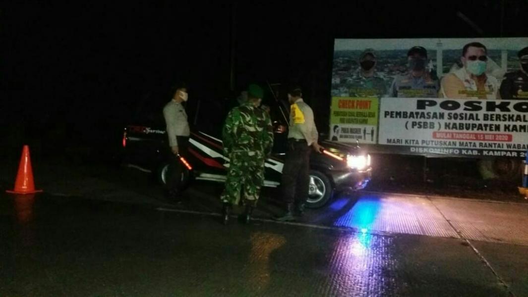 Babinsa Koramil 16/Tapung dan Tim Gabungan Posko Cek Poin Tapung Hilir Perketat Penjagaan Dihari Ke 13 PSBB