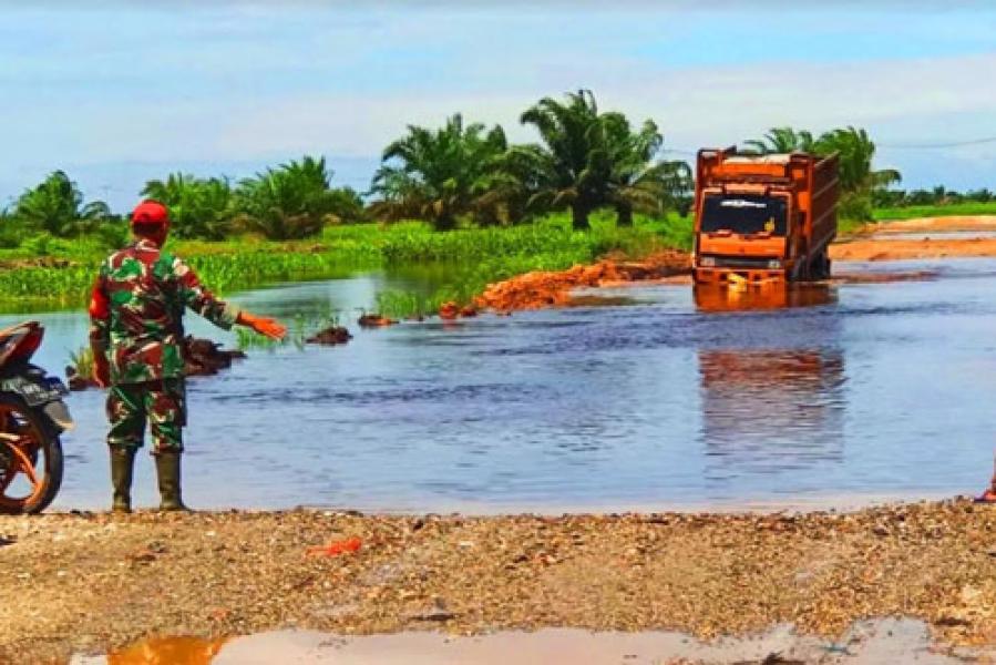 Babinsa TNI Bantu Warga Lewati Jalan Rusak di Kecamatan Bonai Darussalam