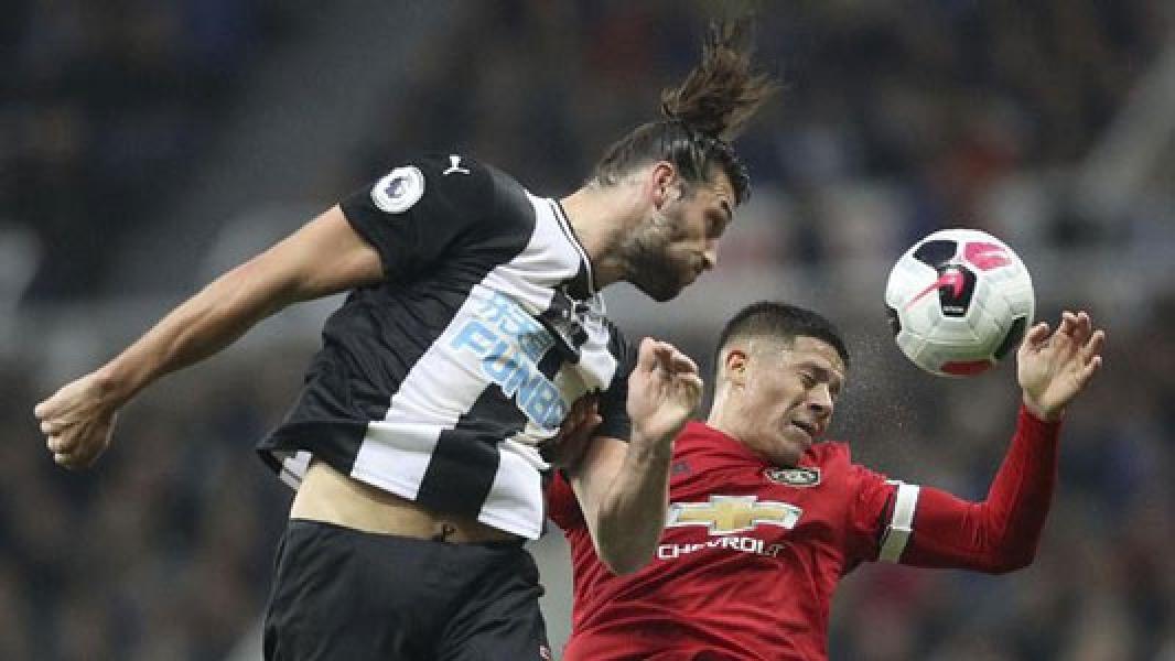 Bek MU Ketahuan Berkumpul dan Merokok Saat Lockdown Corona