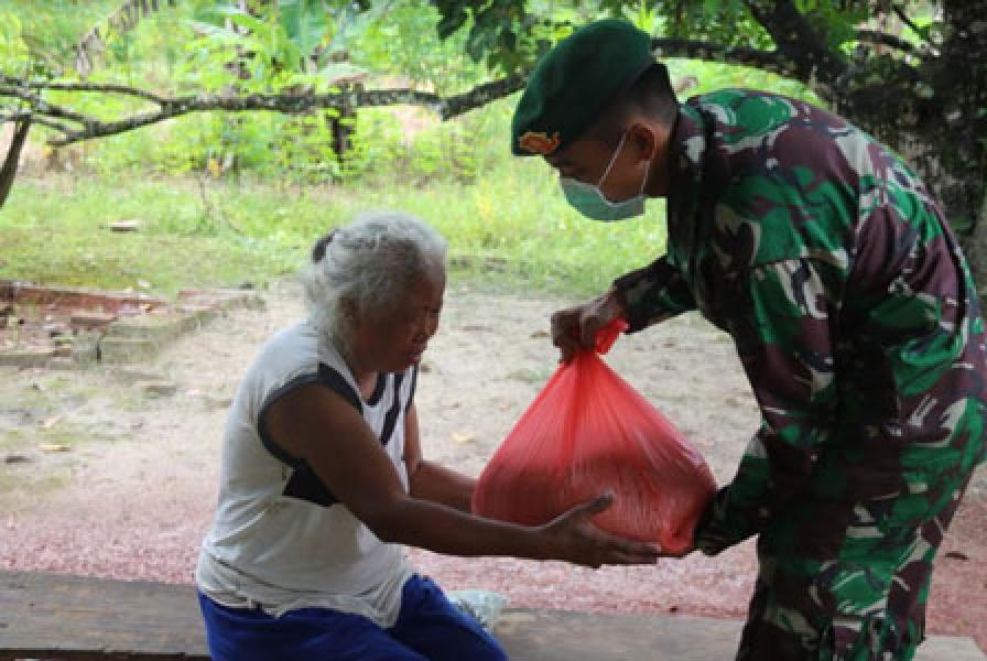 Berkah Ramadhan, Satgas Yonif 411 Kostrad Bagikan Sembako di Perbatasan