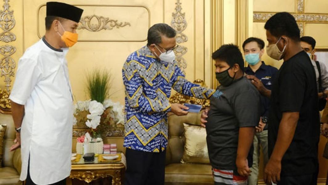 Bocah Penjual Jalangkote Korban Bully Dapat Beasiswa dan Motor Listrik dari Nurdin Abdullah