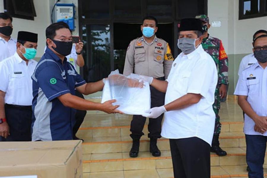 Bupati Alfedri Terima Bantuan APD dari PT Anugerah Tani Makmur dan Bumi Siak Pusako