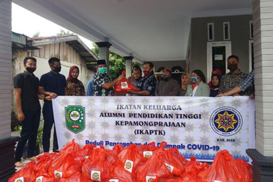 Bupati Siak Serahkan Sembako IKAPTK untuk Warga Terdampak Covid-19 di Perawang