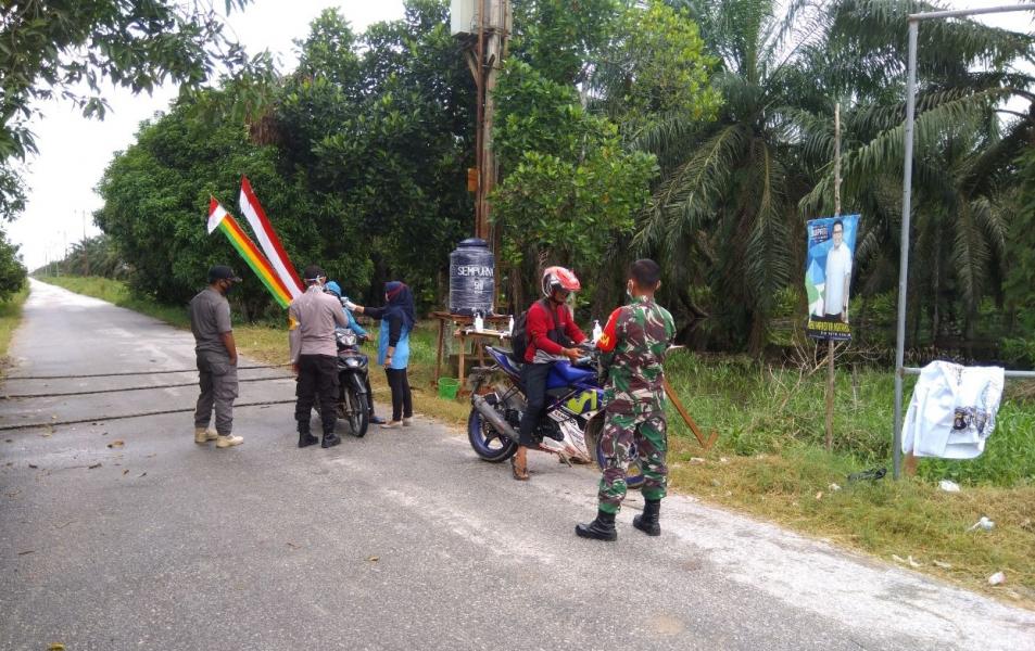 Cegah Penularan Covid-19 Babinsa 03/Bunut Data dan Lakukan Pemeriksaan Warga yang Datang dan Keluar Kampung