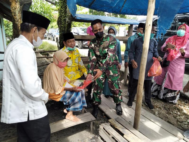 Dampingi Bupati Pelalawan, Danramil 03/Bunut Salurkan Bantuan Sembako Ke Masyarakat Terdampak Covid 19