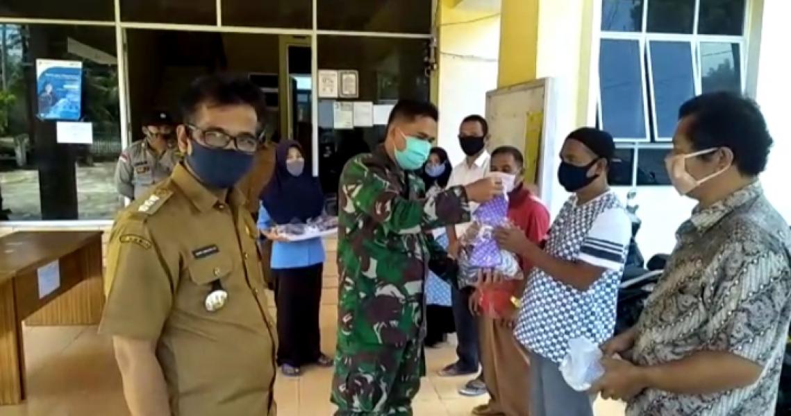 Danpos Koramil 05/Kampar Kiri Ikut Menyerahkan Bantuan Masker Dikelurahan Sungai Pagar 