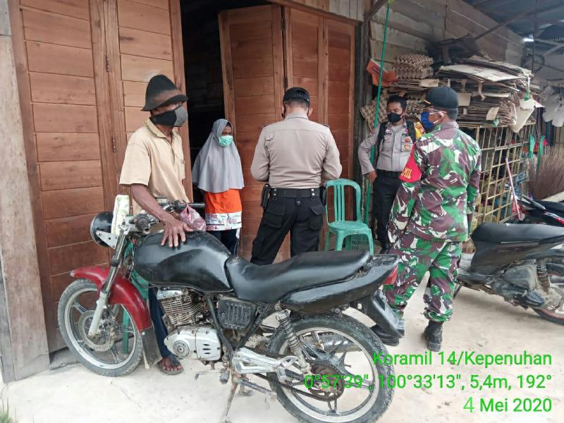 Danramil 14/Kepenuhan Bersama Kapolsek, Cek langsung Warga ODP