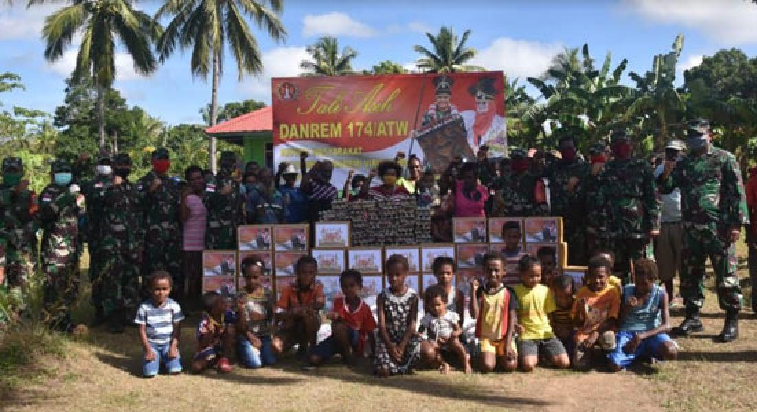 Danrem 174/ATW Merauke Berikan Tali Asih Kepada Masyarakat Terdampak Covid-19