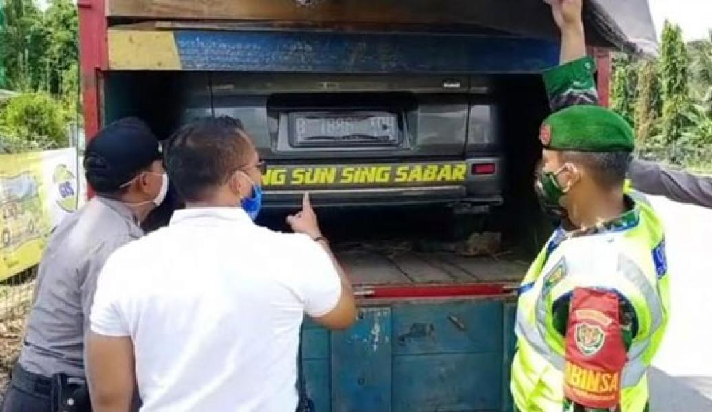 Demi Lebaran di Kampung, Pemudik Naikkan Mobil ke Truk