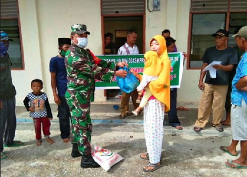 Di Desa Pauh, Babinsa TNI Bersama Tim Relawan Bagikan Sembako Gratis