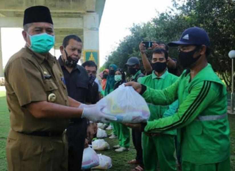Dinas PU Siak Bagikan Sembako Kepada BHL Kebersihan