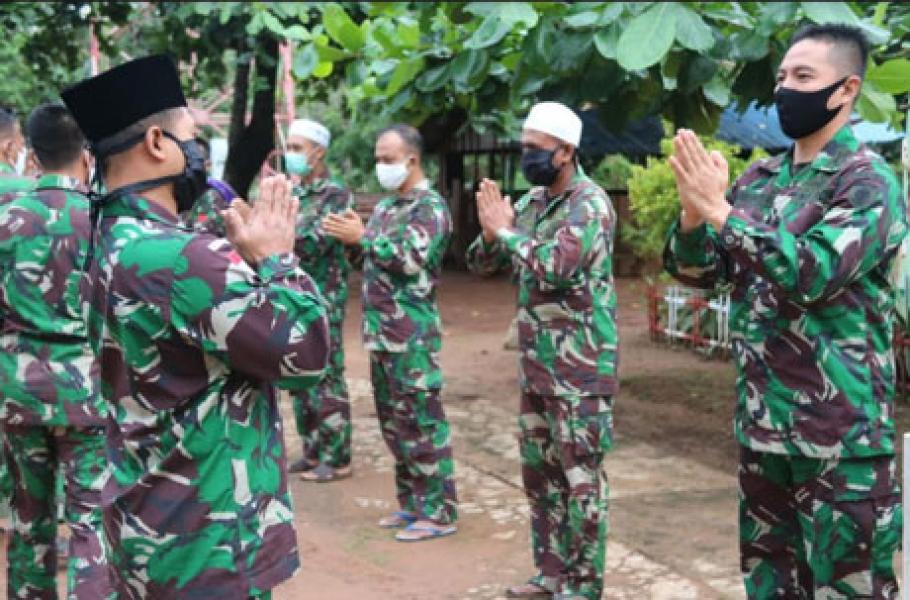 Ditengah Covid-19, Personel Satgas Yonif 411 Kostrad Rayakan Lebaran Dengan Sederhana di Papua