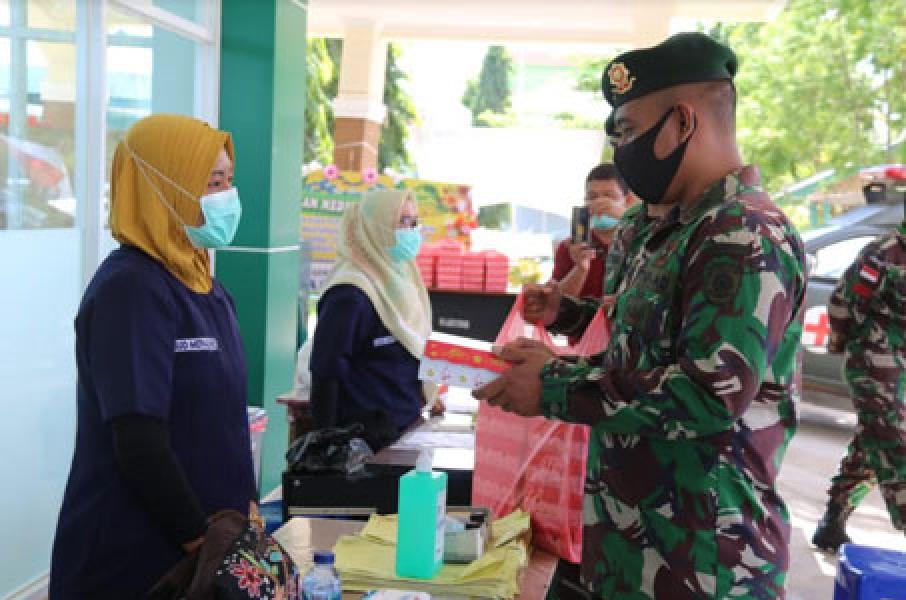 Dukung Pejuang Covid-19, Yonif 411 Kostrad Bagikan Makanan Untuk Tenaga Medis di RSUD Merauke