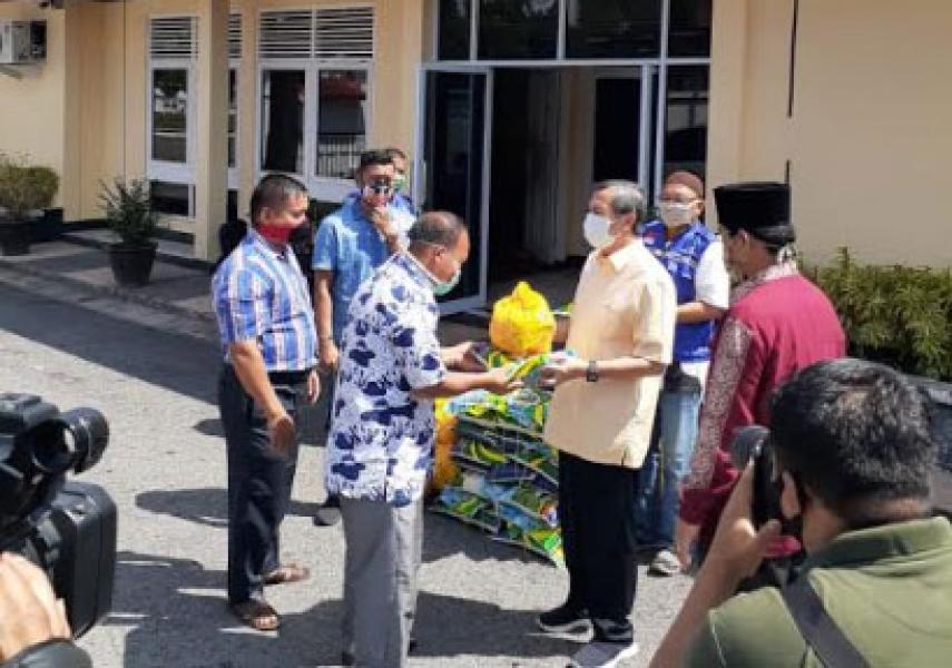 Gubri Berikan Bansos Kepada Pimpinan Gereja di Perawang