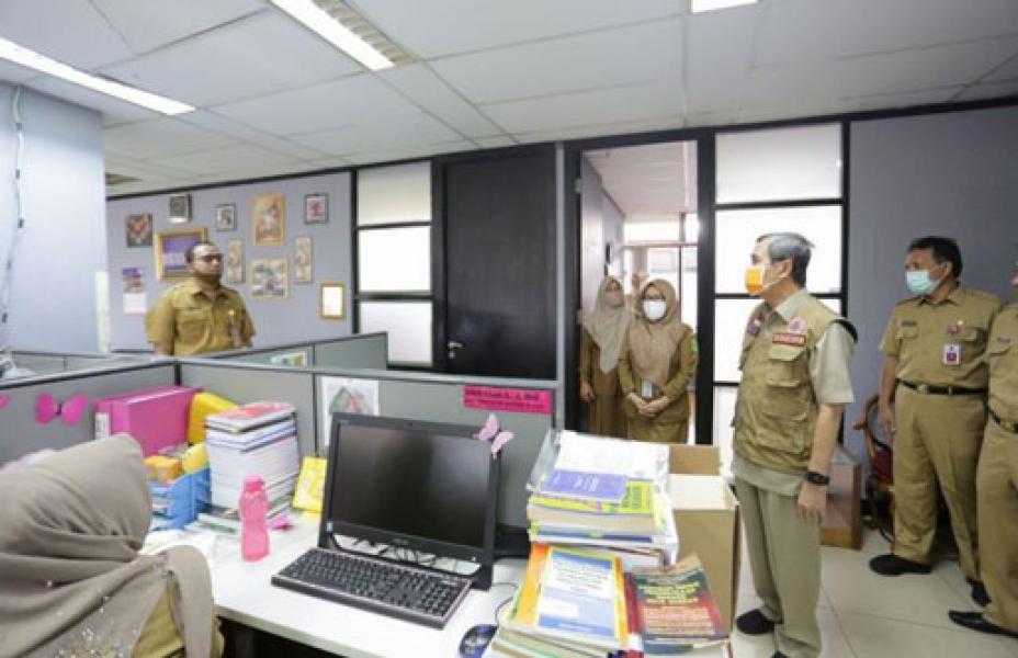 Hari Pertama Masuk Kerja, Gubri Sidak Sejumlah OPD 