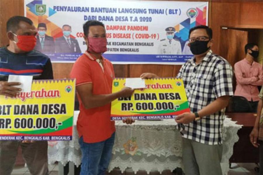 Kades Senderak Bengkalis Salurkan BLT-DD untuk Warga Terdampak Covid-19