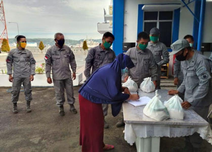 Kamla Zona Maritim Timur Bagikan Ratusan Paket Sembako Bagi Nelayan