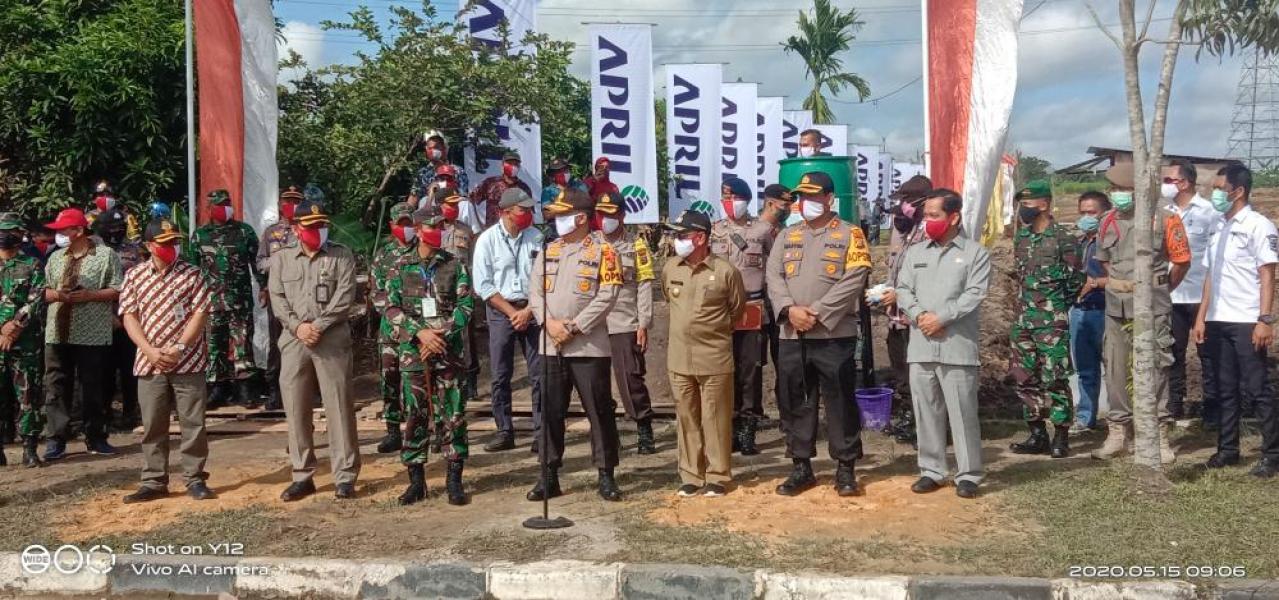 Kapolda Riau Bagikan 650 Paket Sembako ke Masyarakat Terdampak Covid-19 di Pelalawan