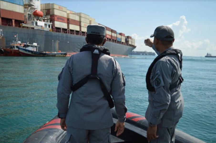 Kepala Kantor Kamla Zona Maritim Barat Pimpin Apel Perdana dan Tinjau Kapal Kandas