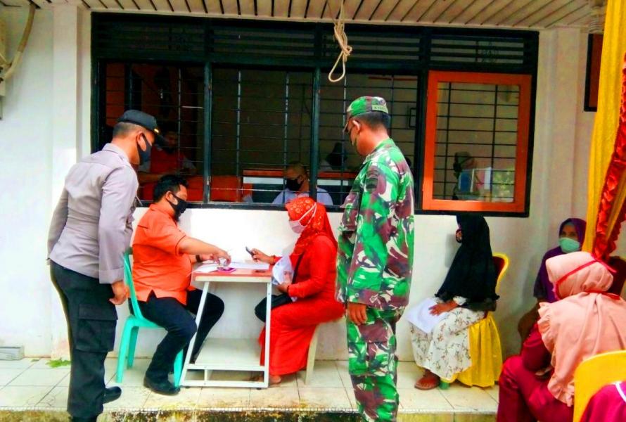 Koramil 02 dan Polsek Rambah Kawal Penyaluran BST