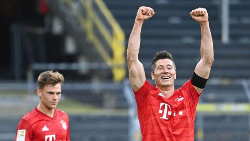 Lewandowski Ejek Suporter Dortmund di Der Klassiker