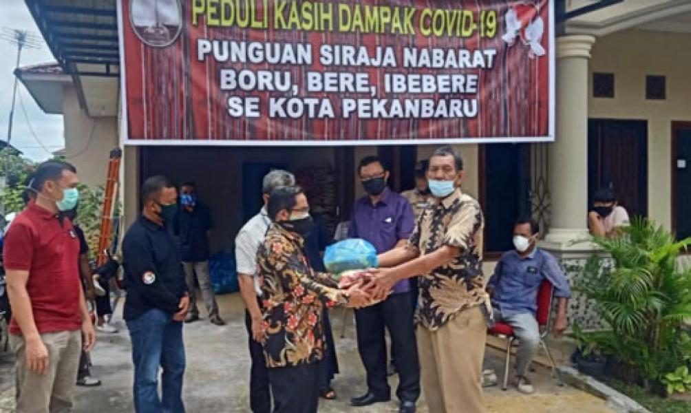 Marga Hutabarat Berikan Bansos Bagi Warga Kurang Mampu